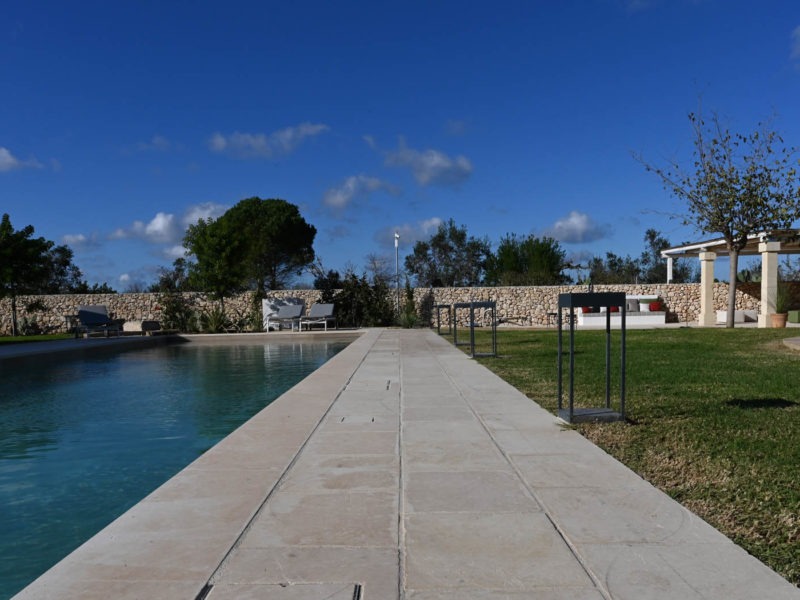 PISCINA IN VERTICALE E GAZEBO BAR